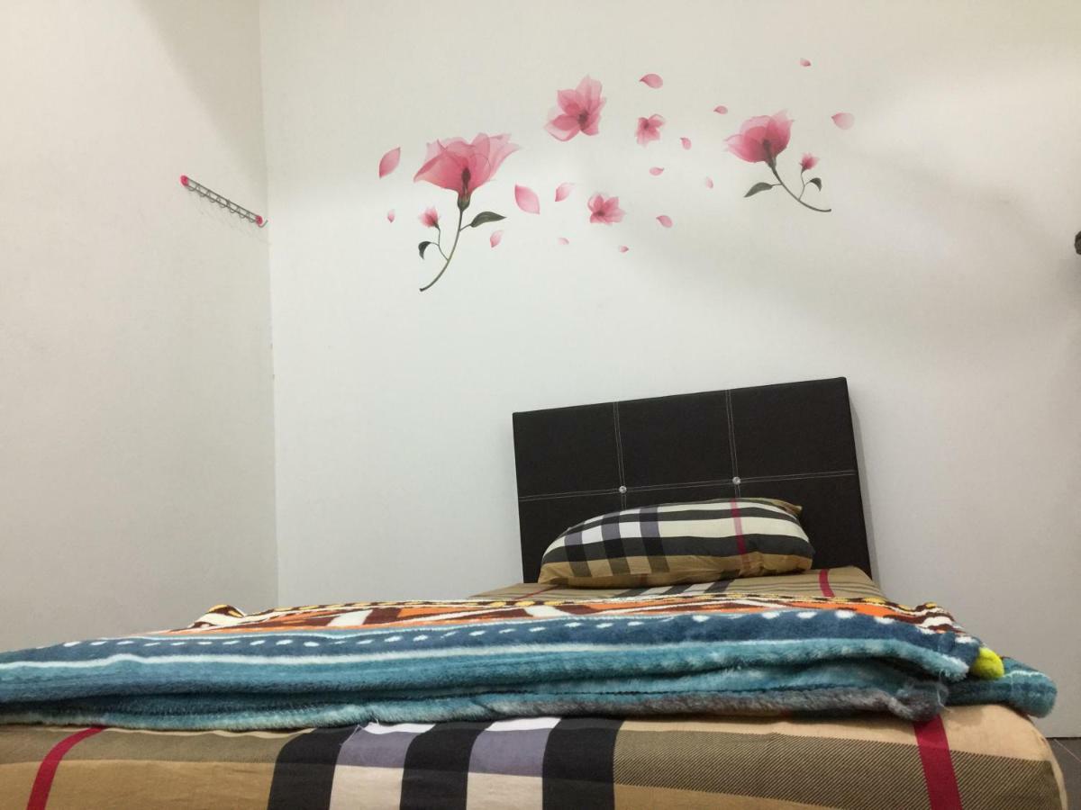 Jiaxin Hostel Ulu Tiram Exterior foto